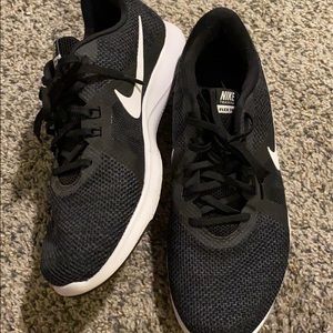 worn once nike tennis shoes 11w